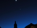 Fot. 1. &nbsp;Jowisz, Księżyc i Wenus nad zamkiem Książ 26 lutego 2012 roku. Fot. Jerzy Speil